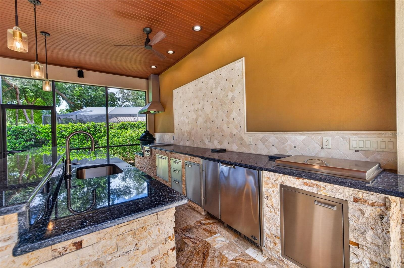 Built in outdoor kitchen