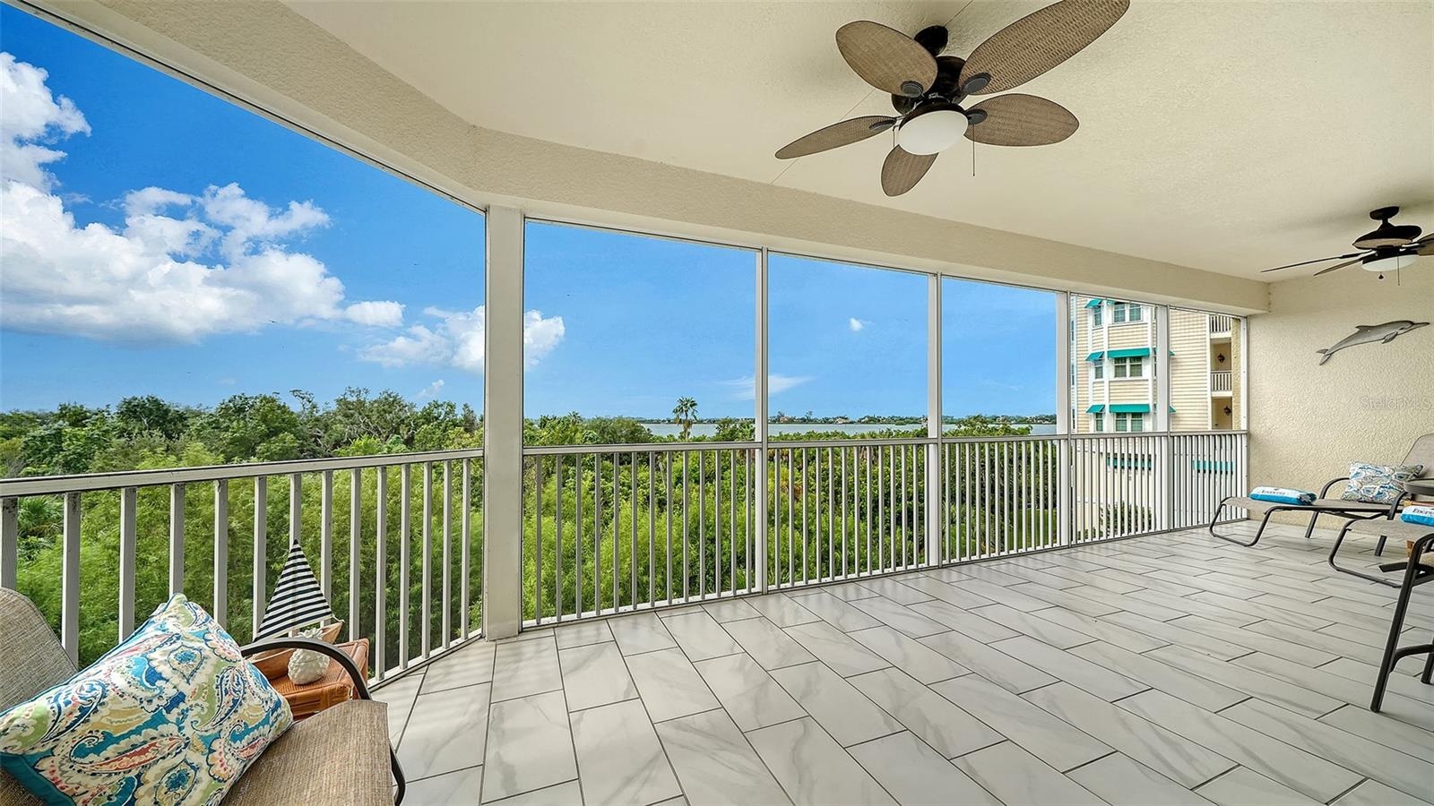 300 sqft screened lanai