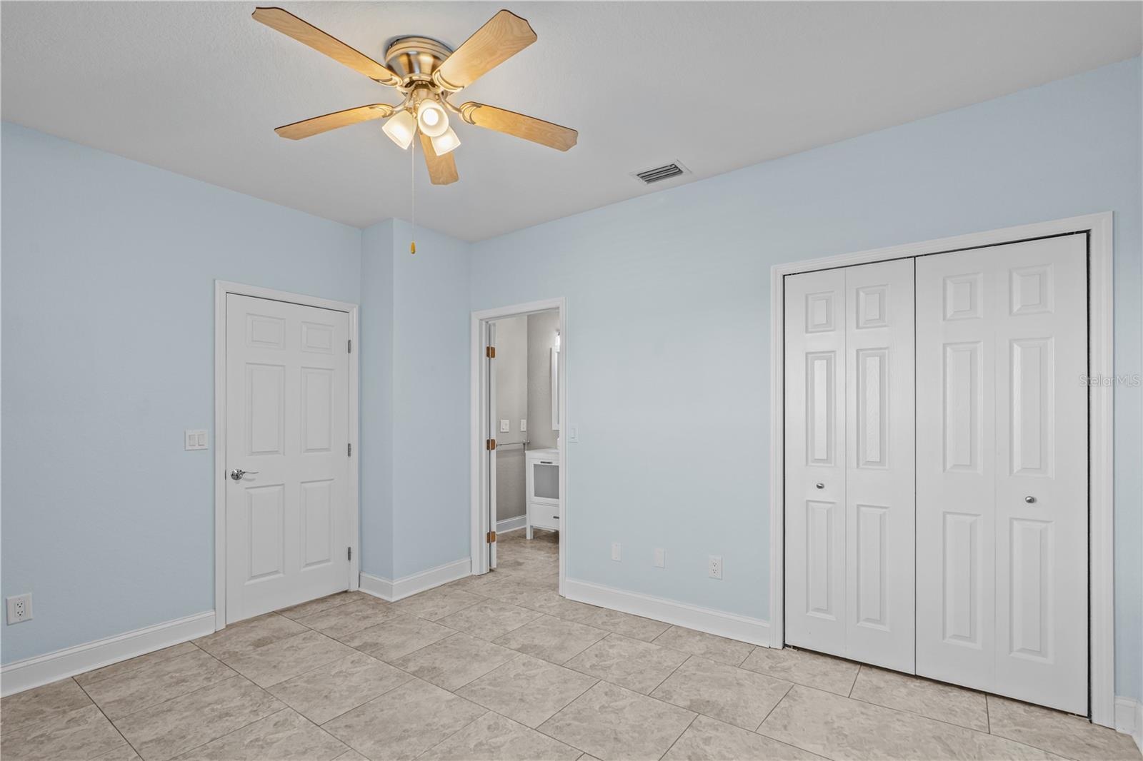 Guest Suite w/ Bathroom Access