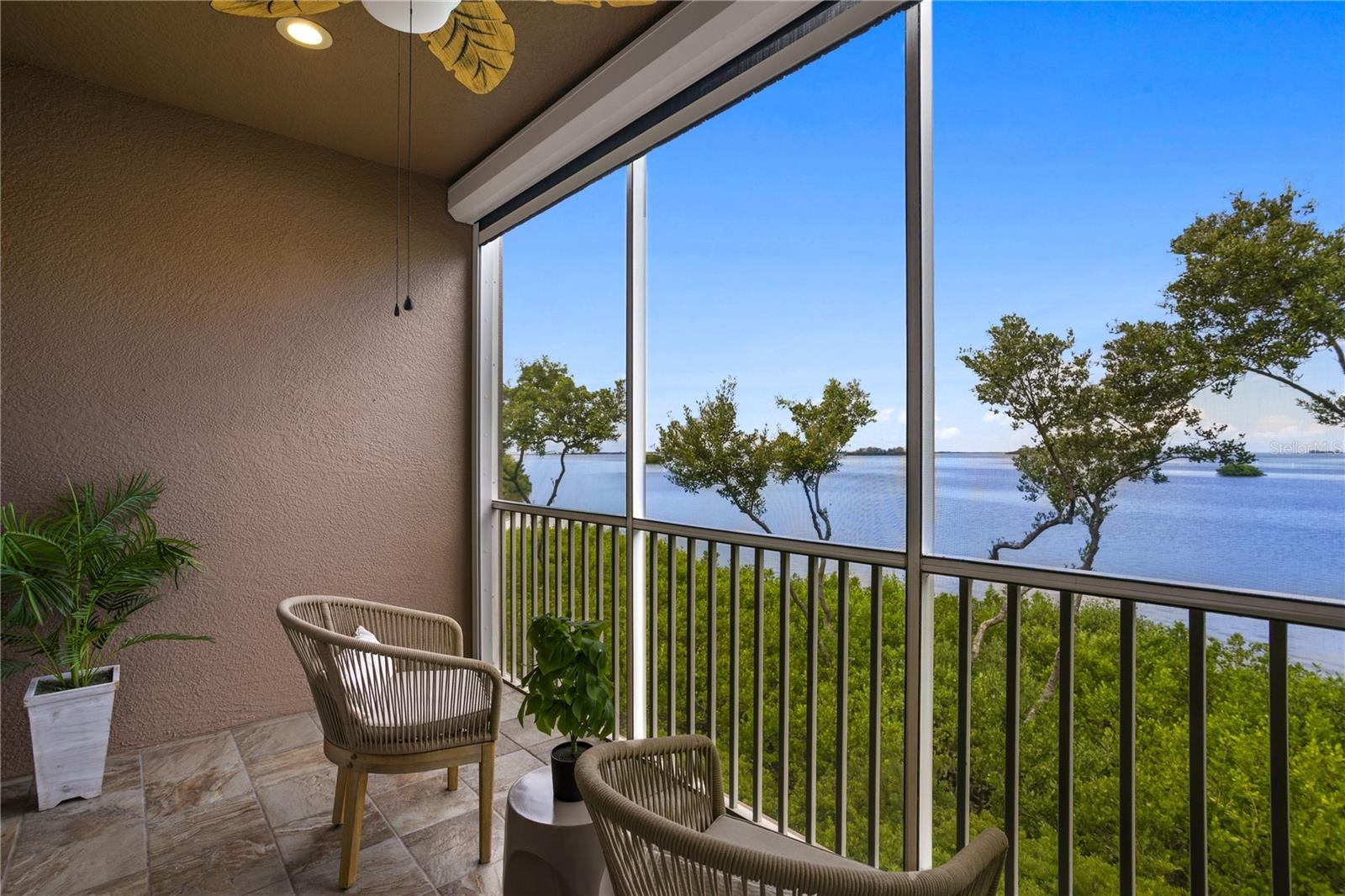 Private Balcony off of your living room + breakfast nook