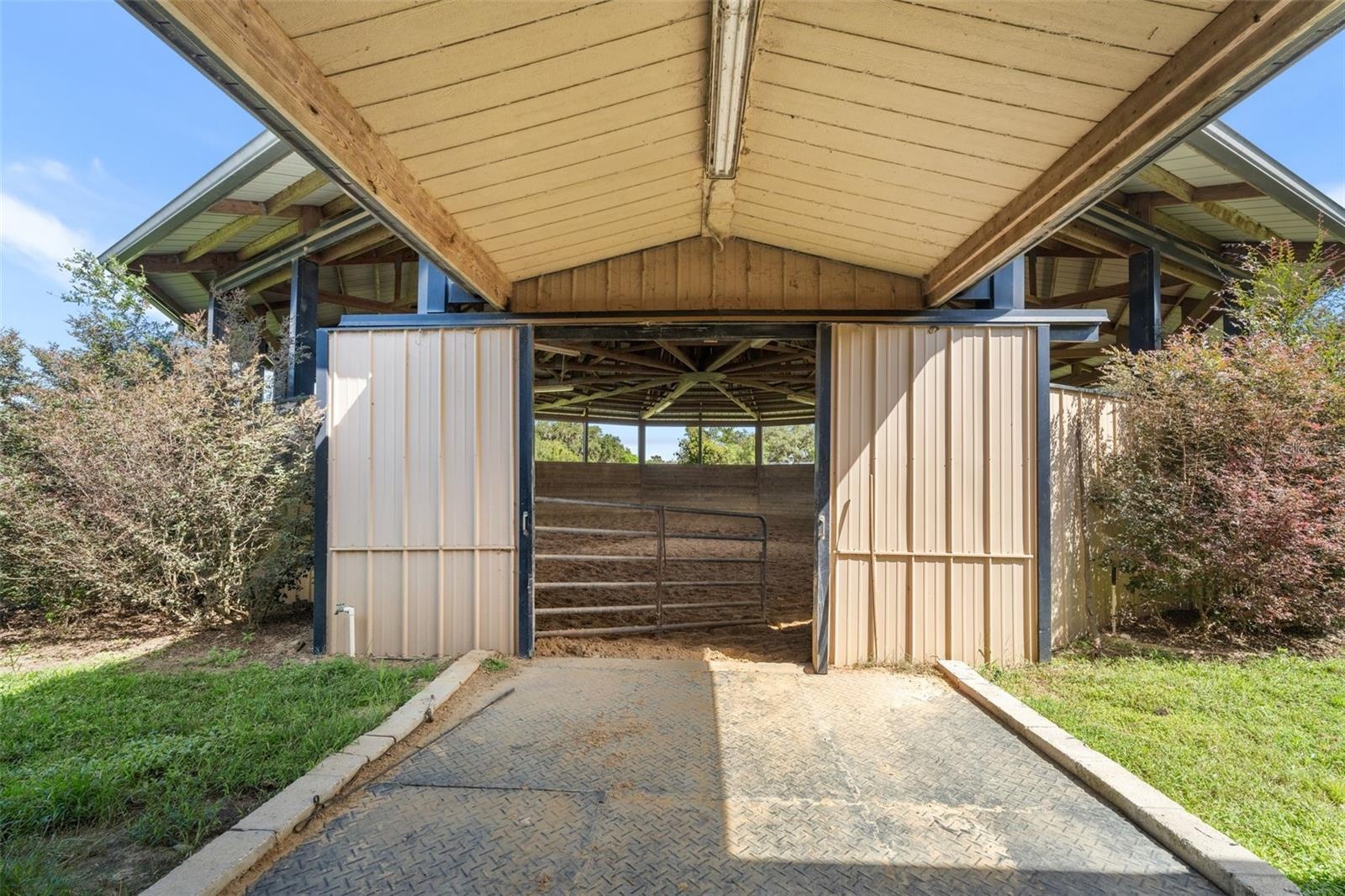 Covered 60' Round pen