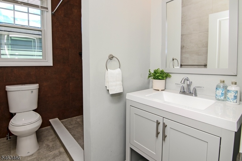 1st floor full bathroom