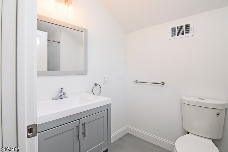 3rd floor full bathroom