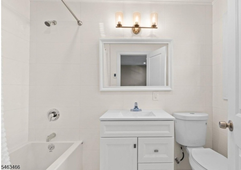 Full Bathroom with tub