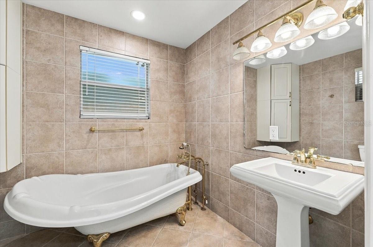 Guest house Primary bath