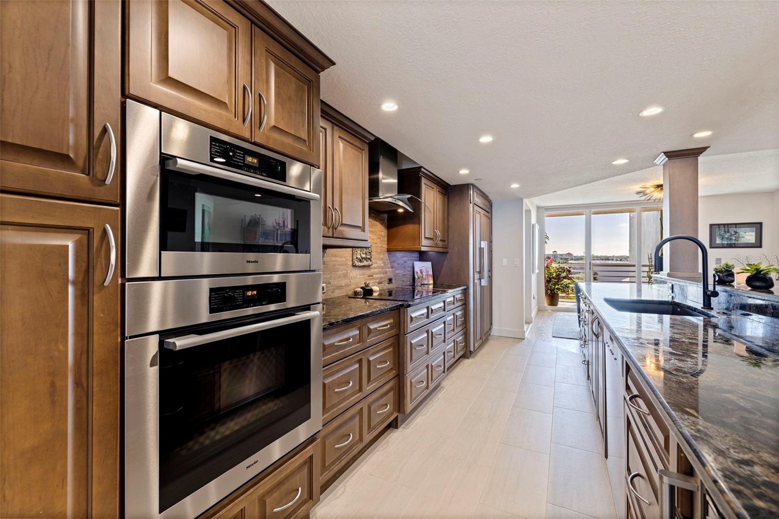 Kitchen, generous counter space