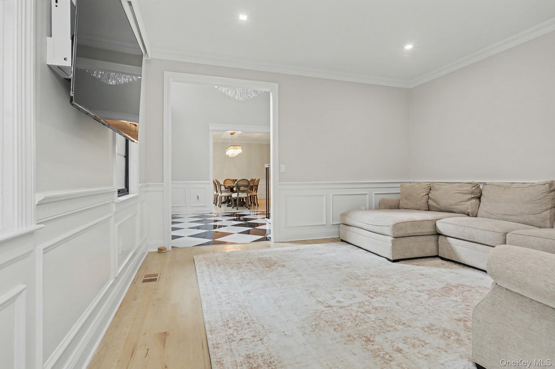 2nd family room.