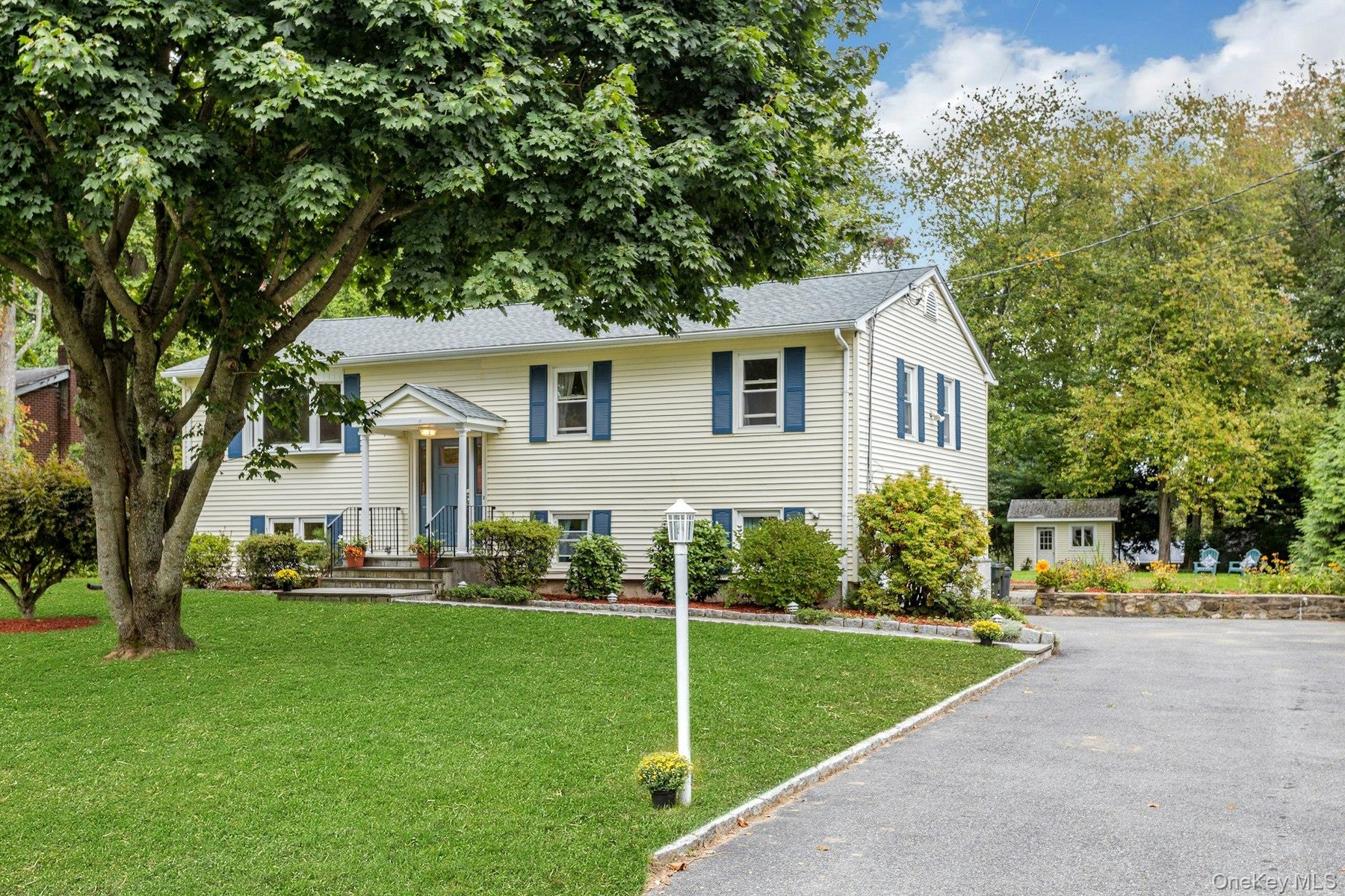 Nice Front Lawn/and Drive