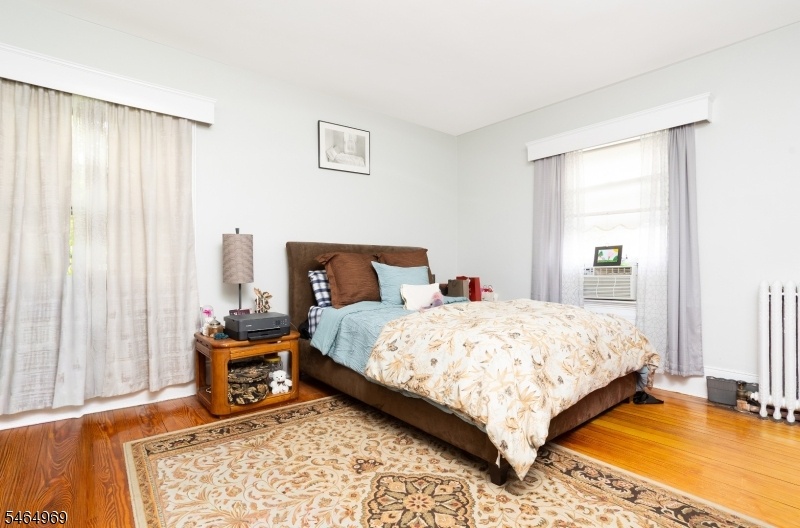 APARTMENT B MAIN BEDROOM