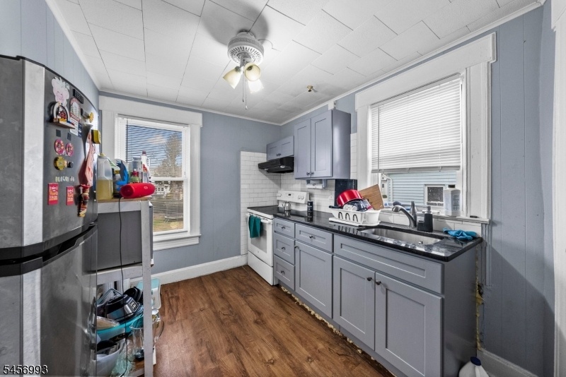 SECOND UNIT KITCHEN