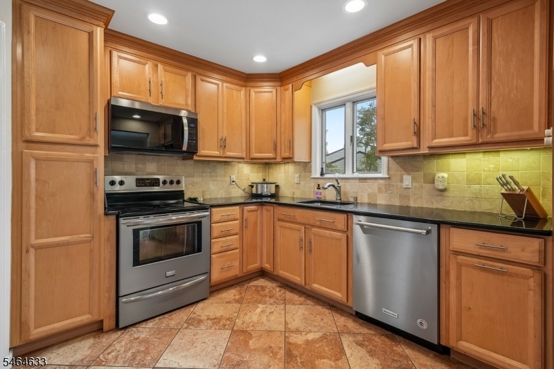 Kitchen w/SS appliances