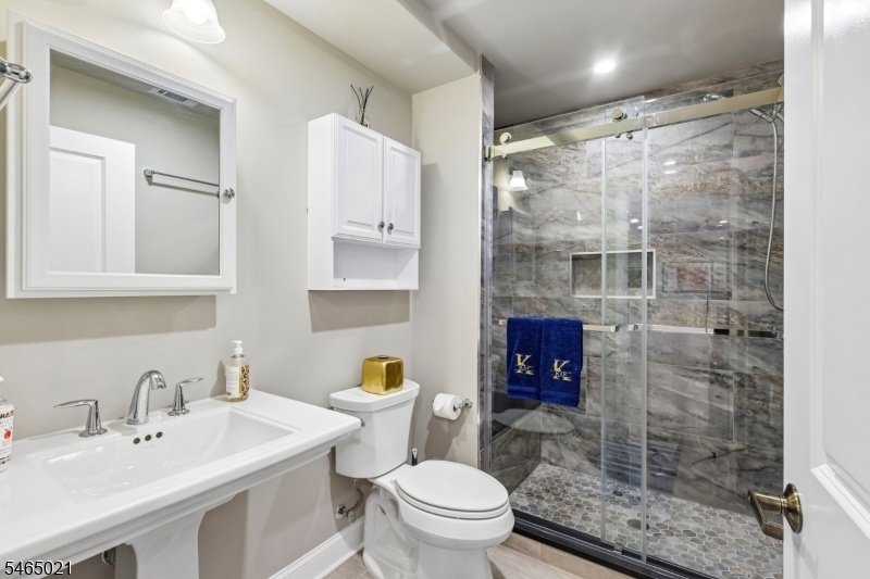 Lower level full bath