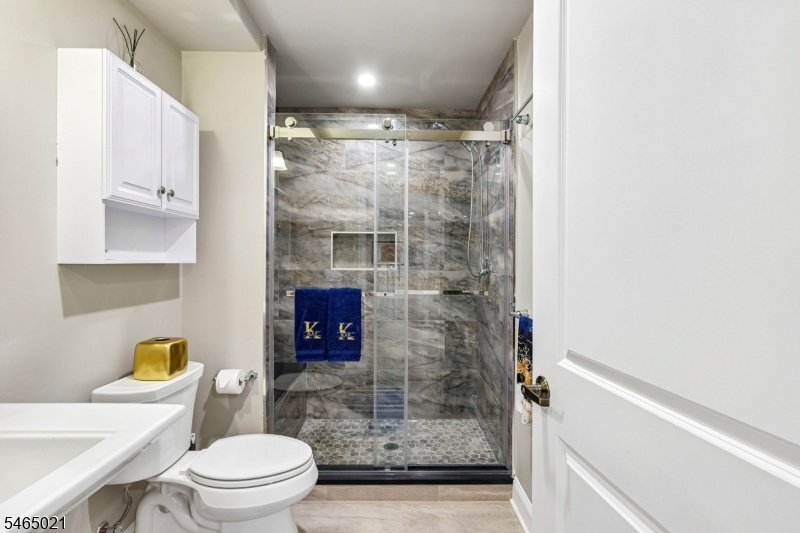 Lower level full bath