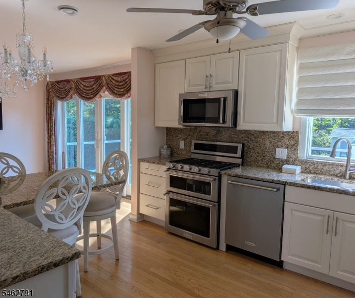 Kitchen w/peninsula