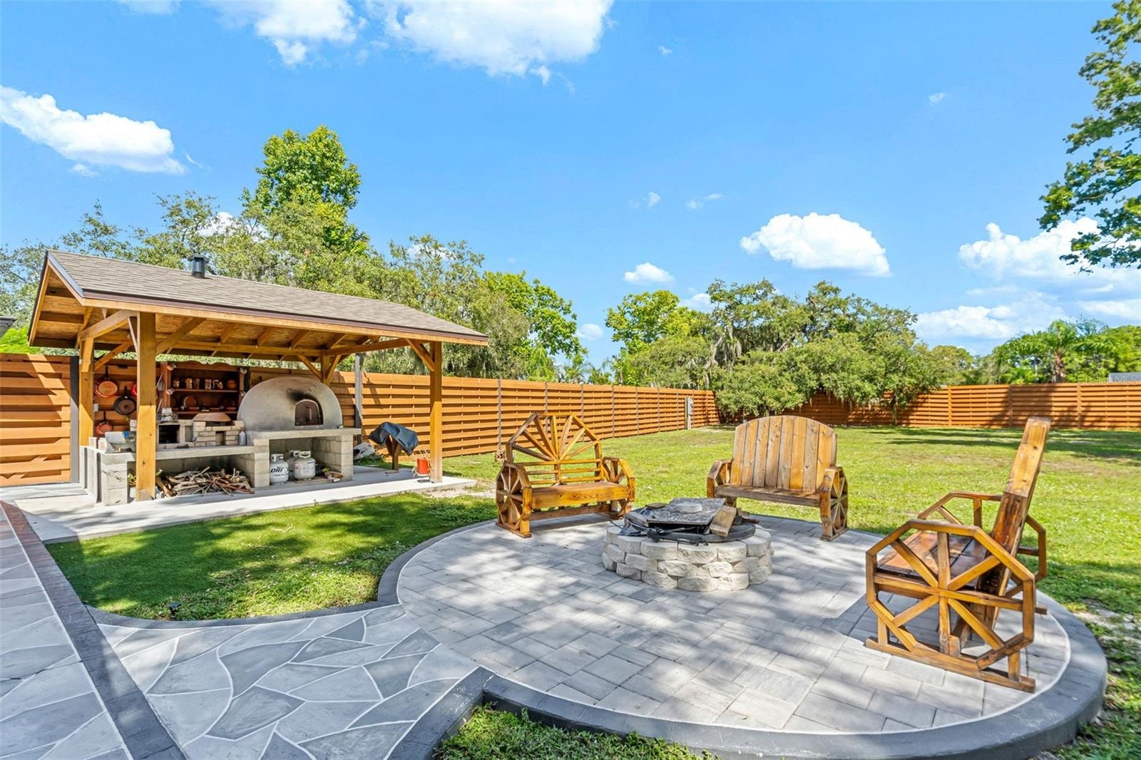 FIRE PIT AND BRICK TRADITIONAL OVEN