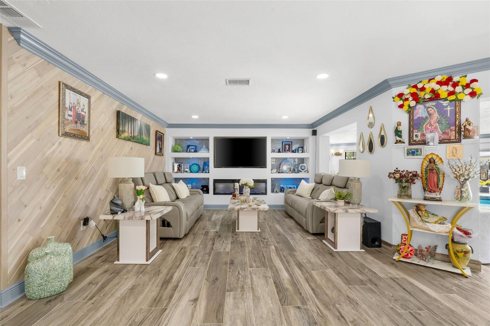 FAMILY ROOMFIREPALCE TV ROOM