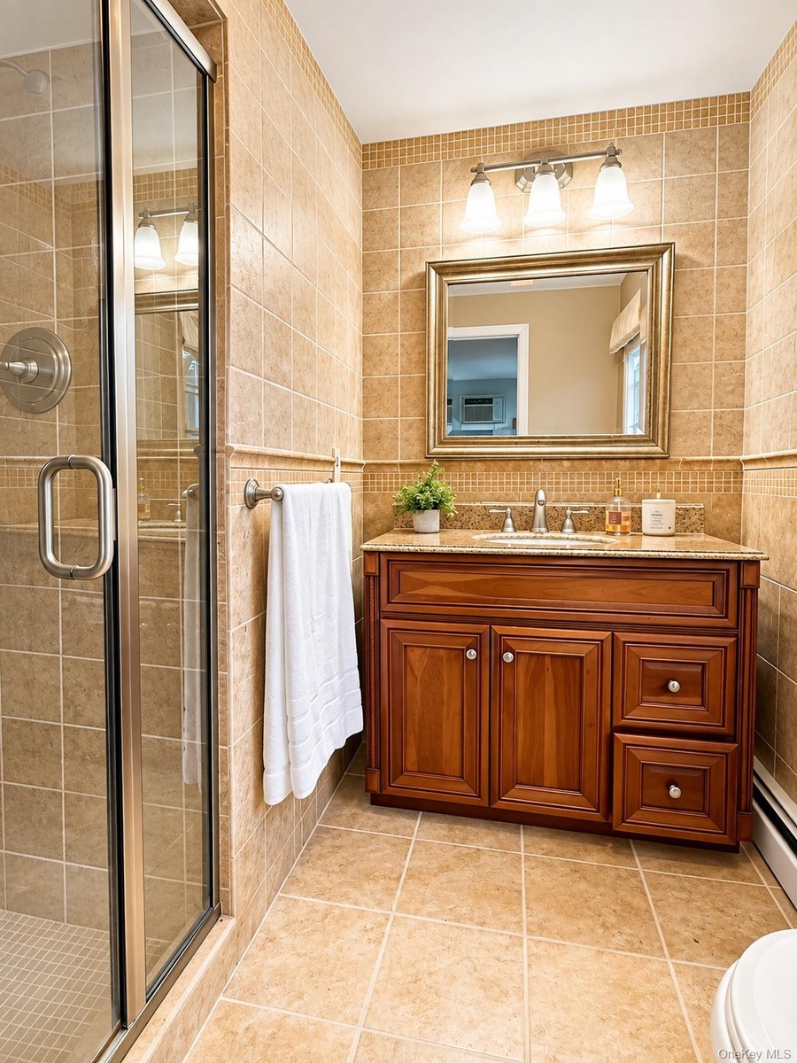 Another view of this primary en-suite bath.