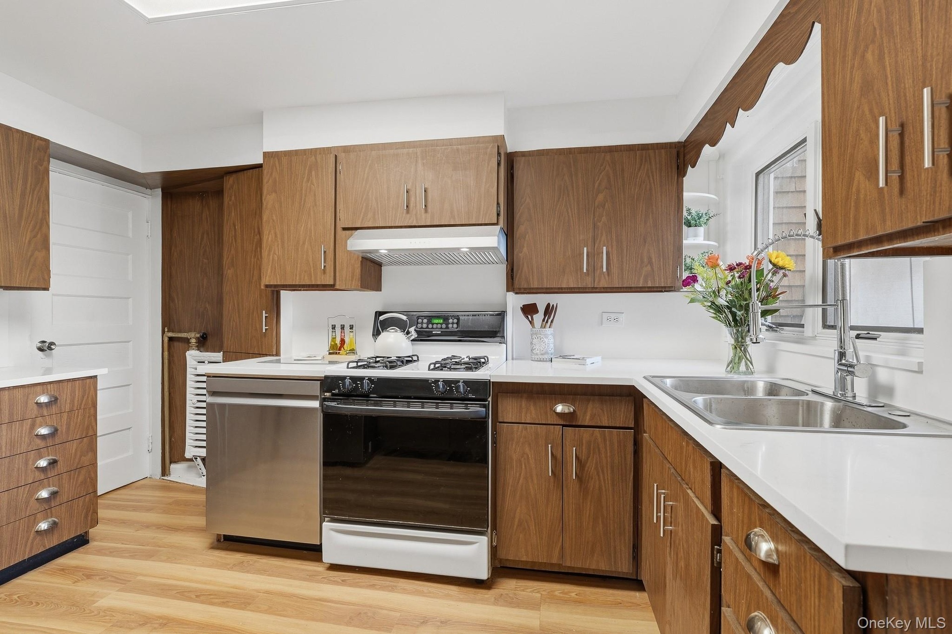 Updated Kitchen w/ new stone counters