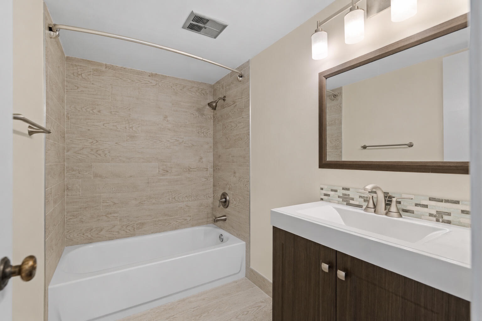 Guest bath with tub/shower combo