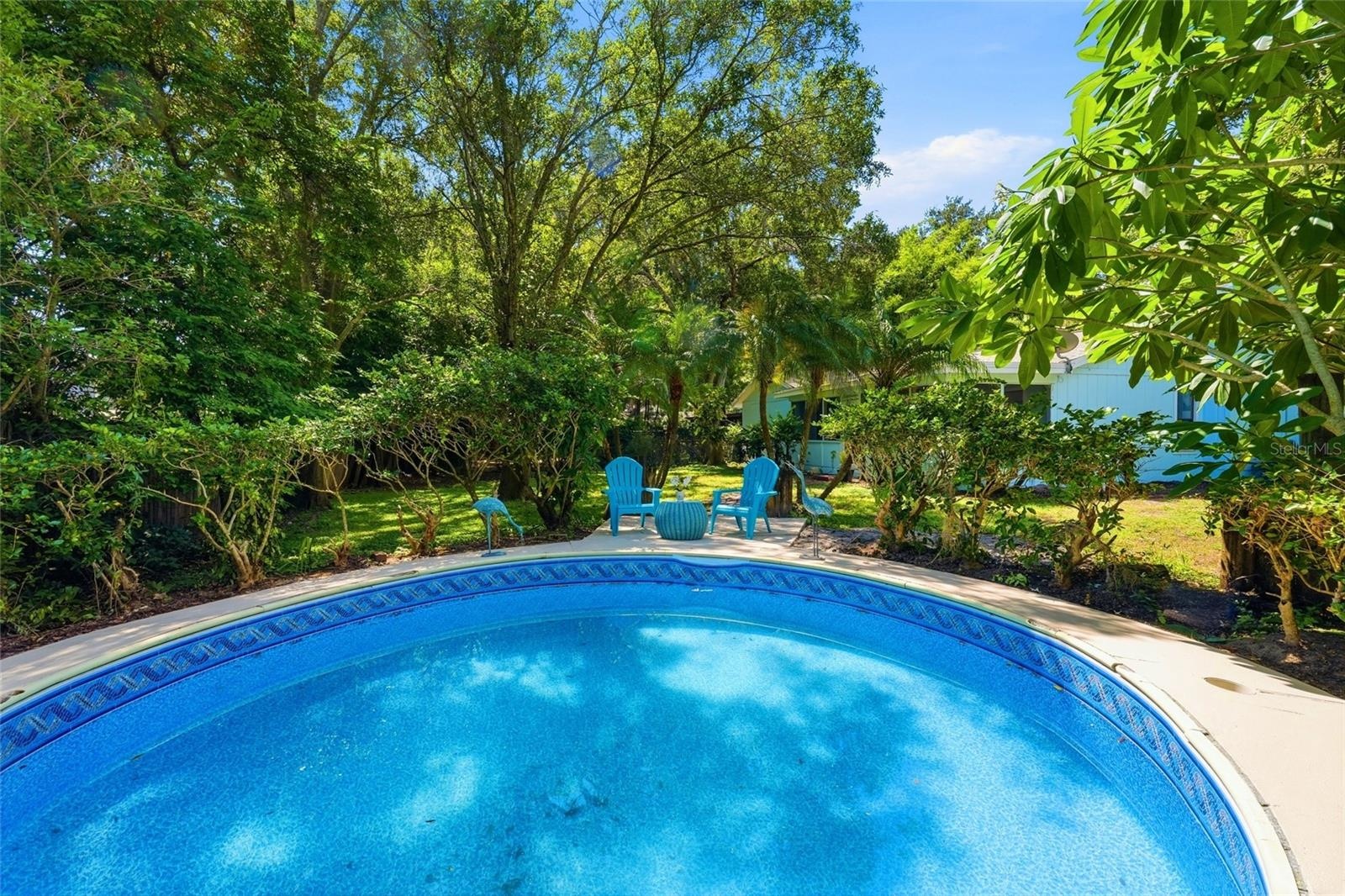 The Pool is about 17' diameter and has a brand new vinyl liner.