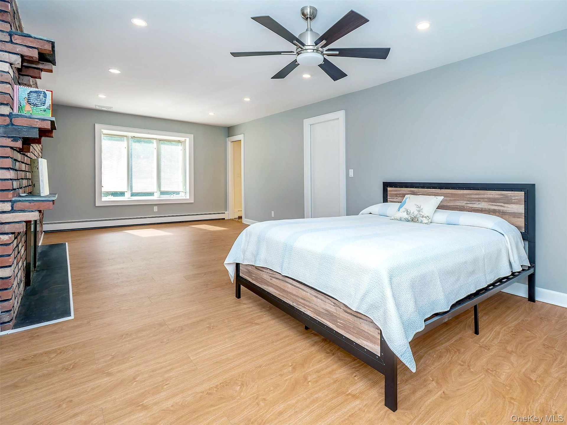 1st floor: Primary bedroom with en suite bathroom. Ceiling fan