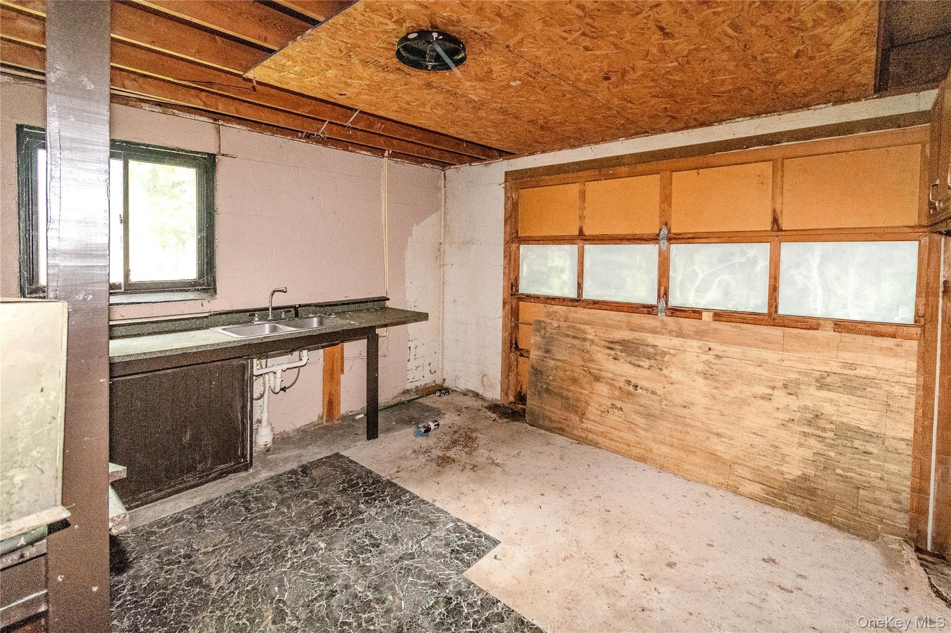Detached garage