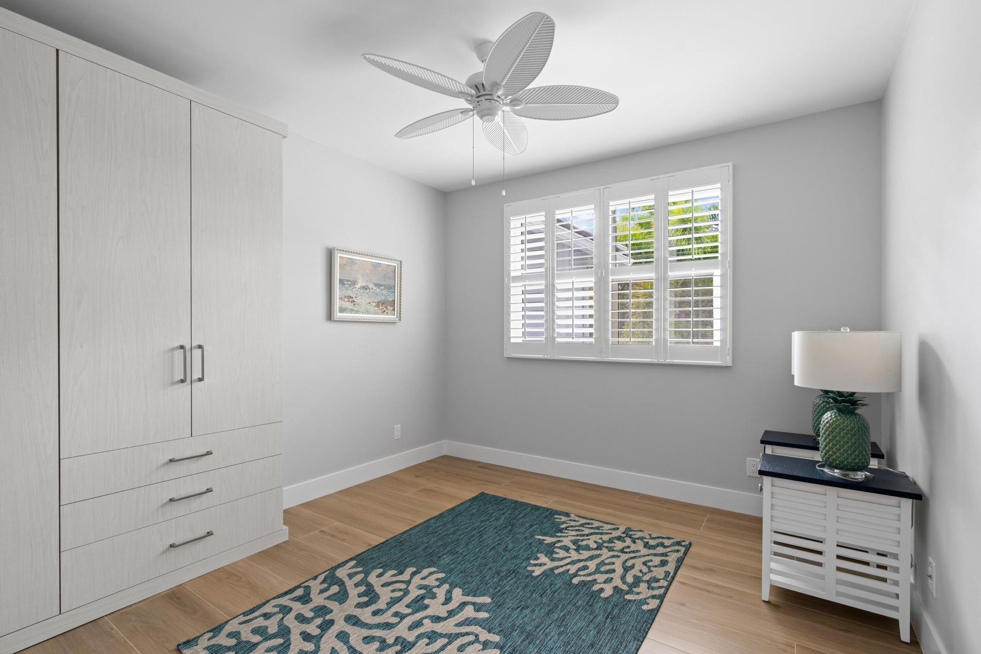 Guest room 2 with built in closet