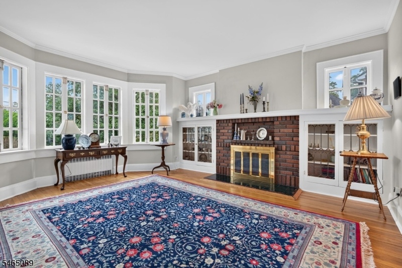 LRw/ woodburning fireplace