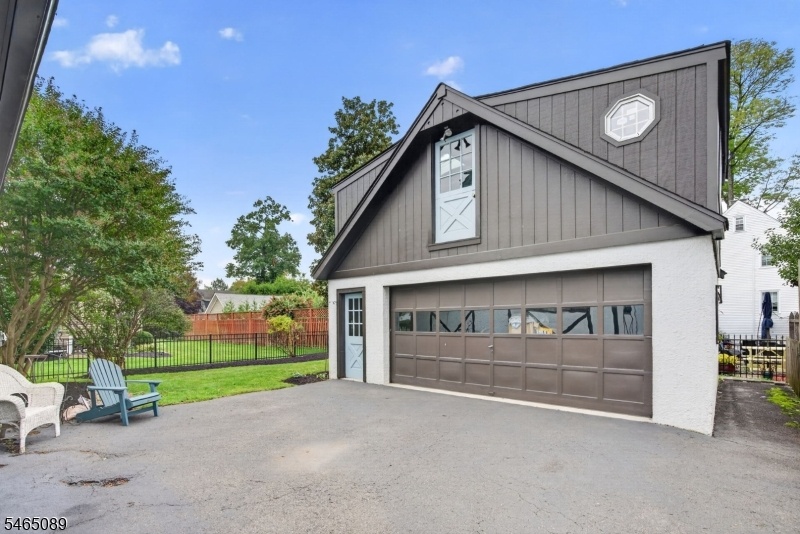 Garage w/ finished loft