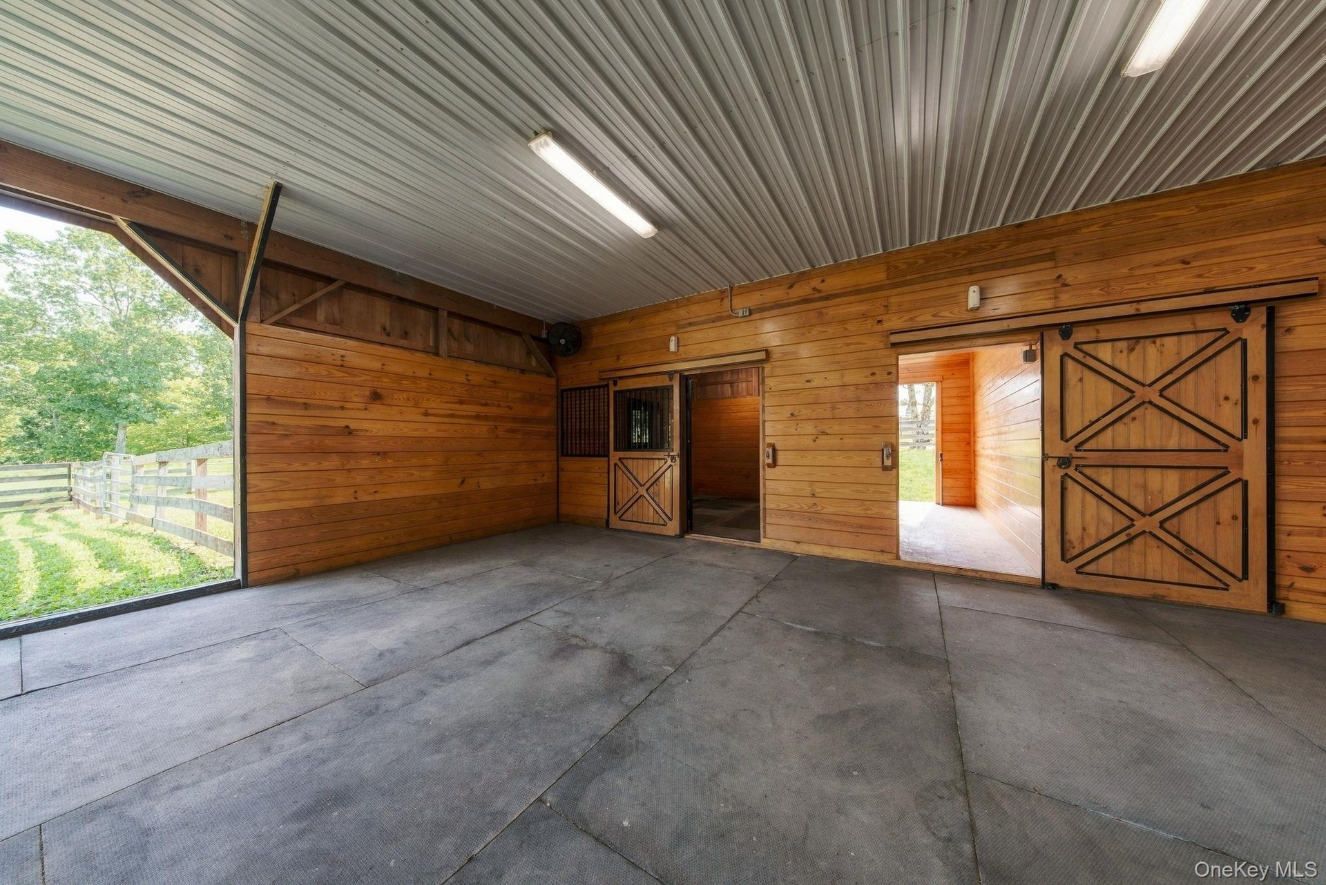 Loafing shed