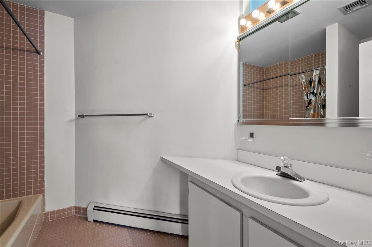 Full bath off of the second floor bedroom and den/family room