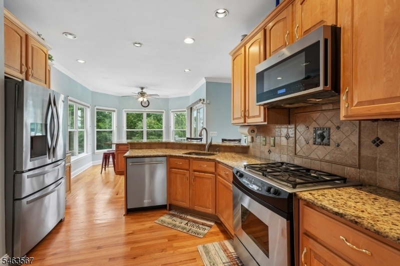 EAT IN KITCHEN