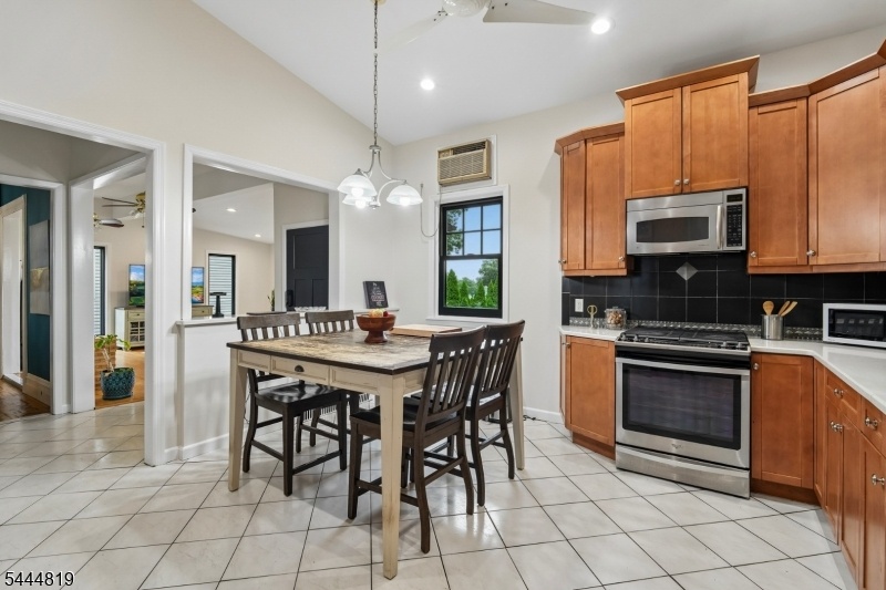 Eat-In Kitchen