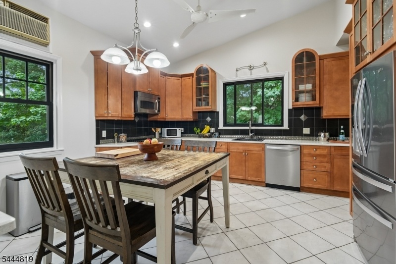 Eat-In Kitchen