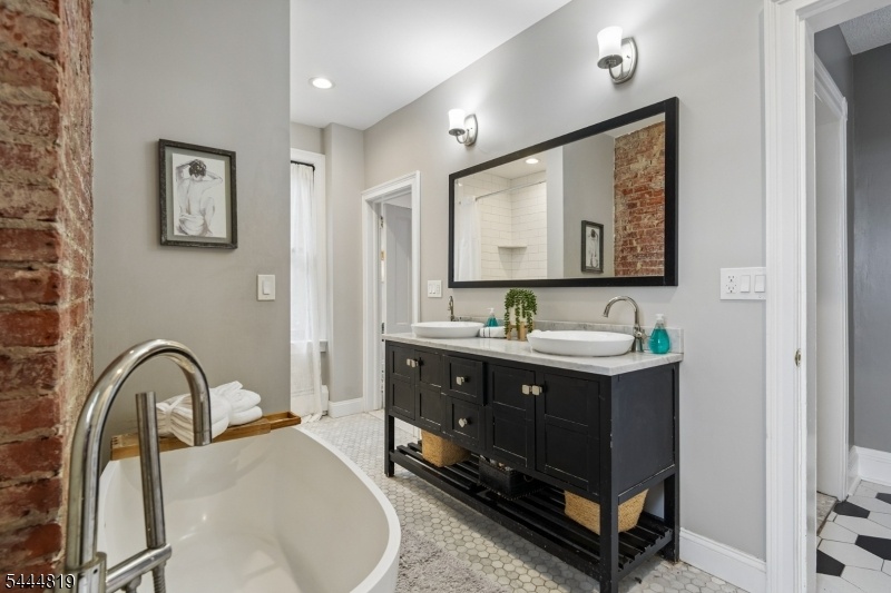 2nd fl Full Bath