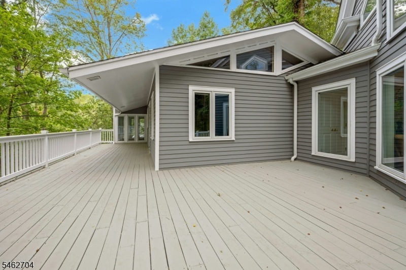Front cantilevered deck