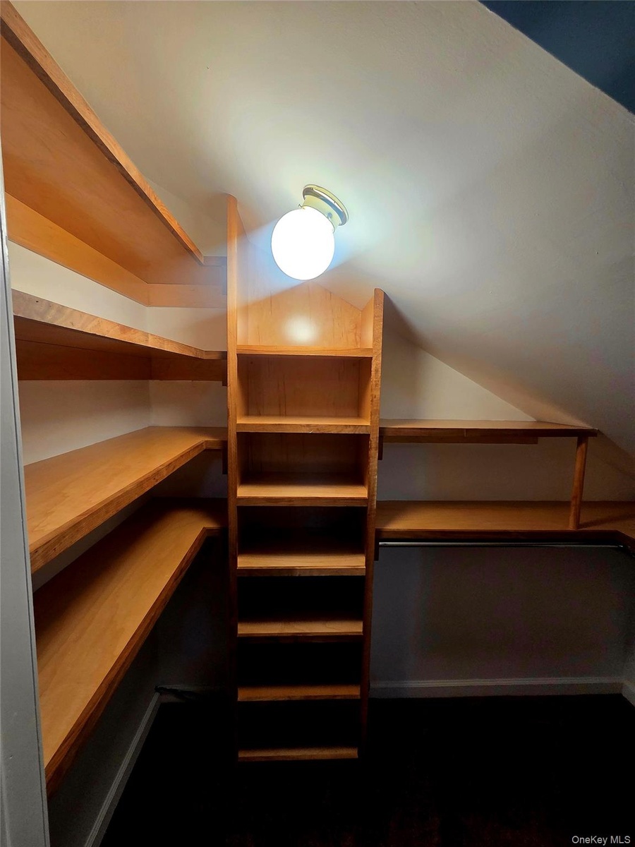 Wiker closet