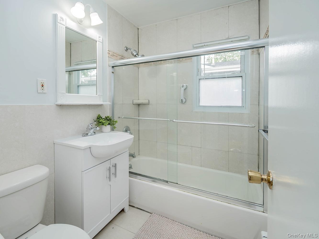 Bathroom on 2fl