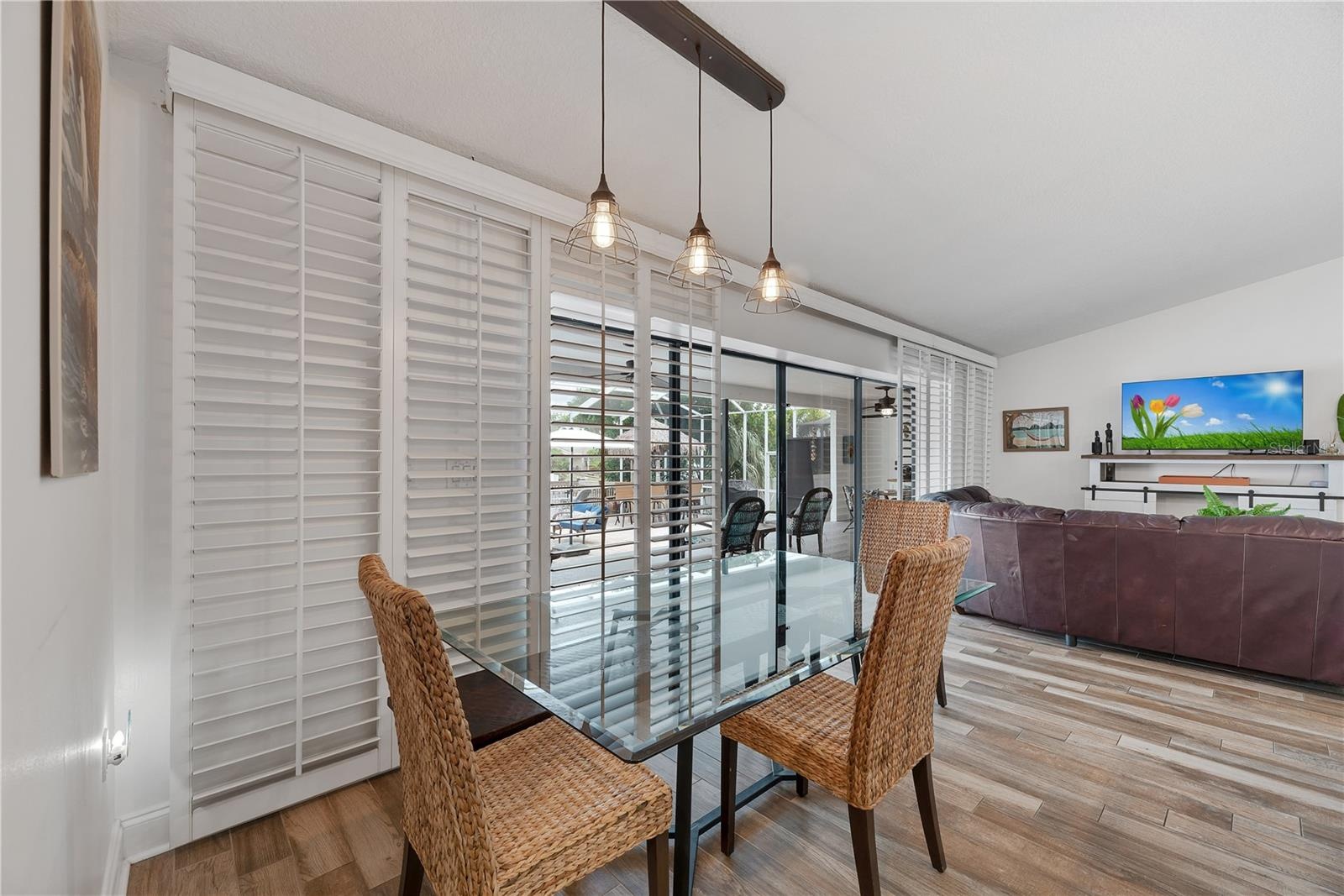 Dining area adjacent to the Kitchen and lania.