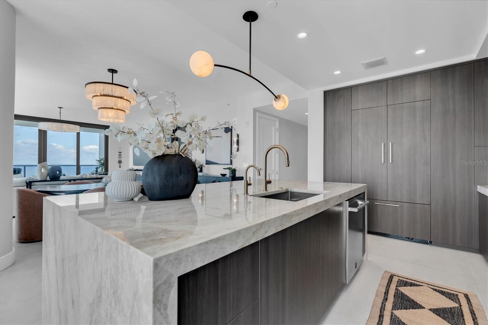 Oversized quartz center island with seating space.
