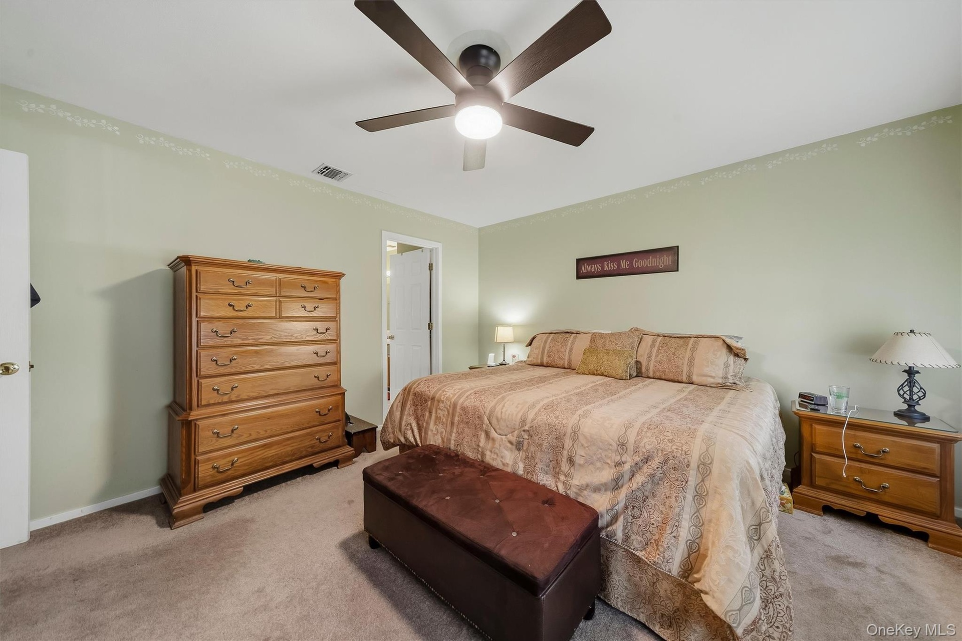 Ceiling fan with integrated lighting