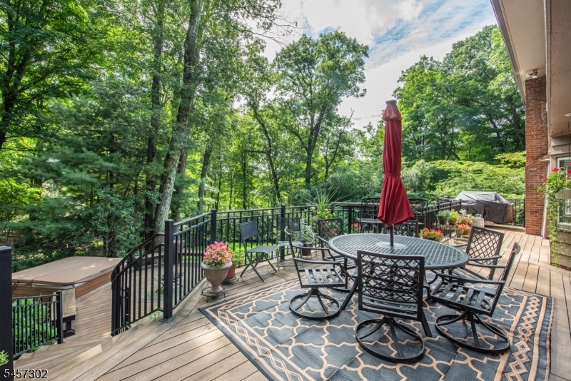 Al fresco dining awaits