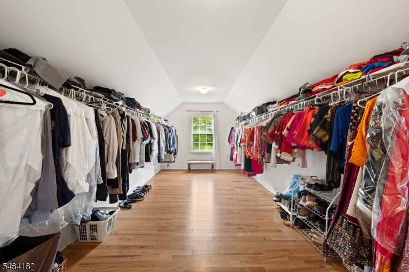 20 FT WALK-IN CLOSET