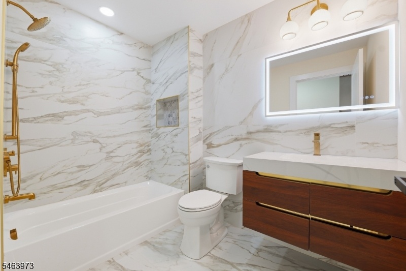 Common Bath 2nd Fl