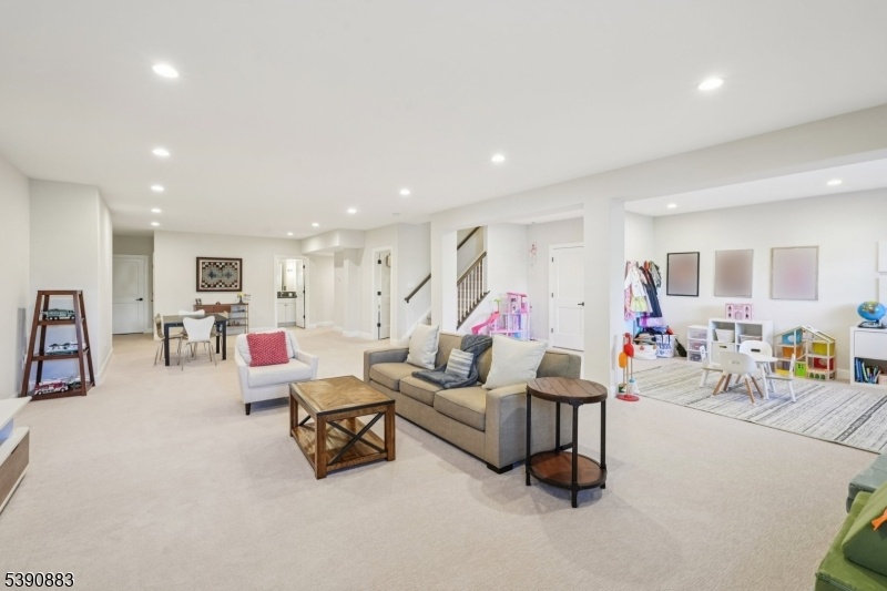 9 ft ceilings/ so much space