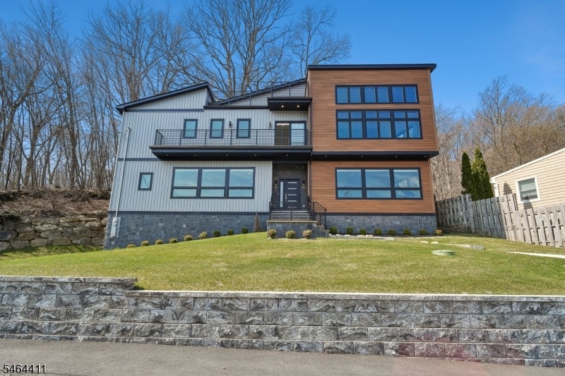 Contemporary Lakefront Home