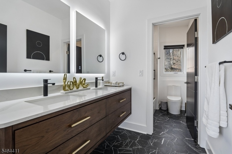 Luxury main bathroom & shower