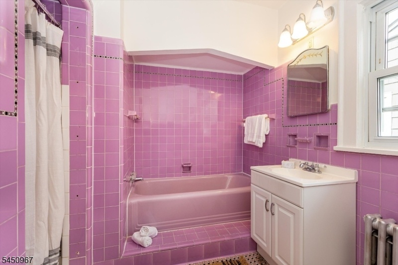 Bathroom / Second Floor