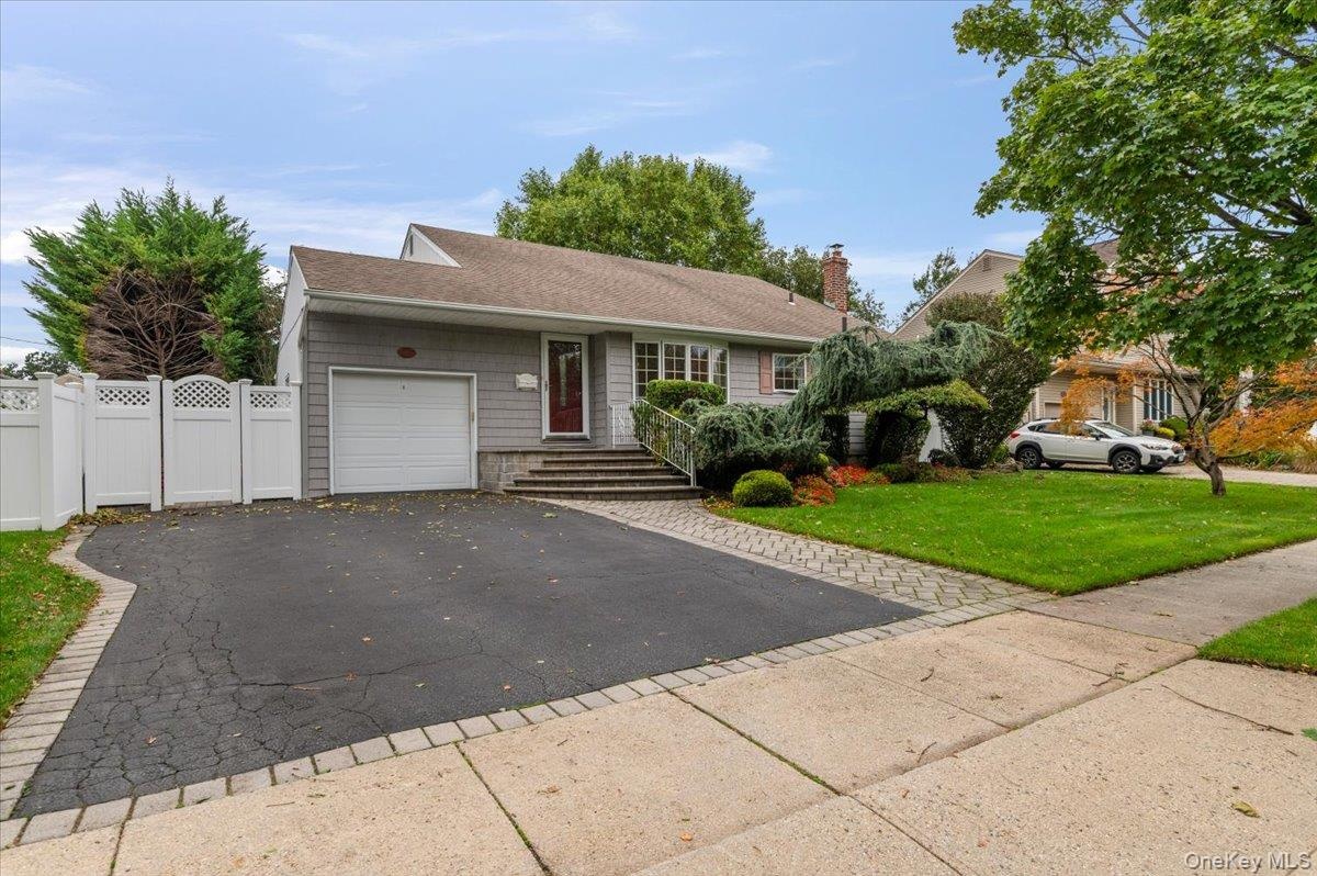 Great Curb Appeal!