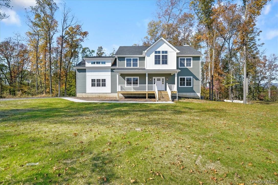 View of front facade featuring a front yard